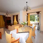 Roula\'S Studios & Apartment